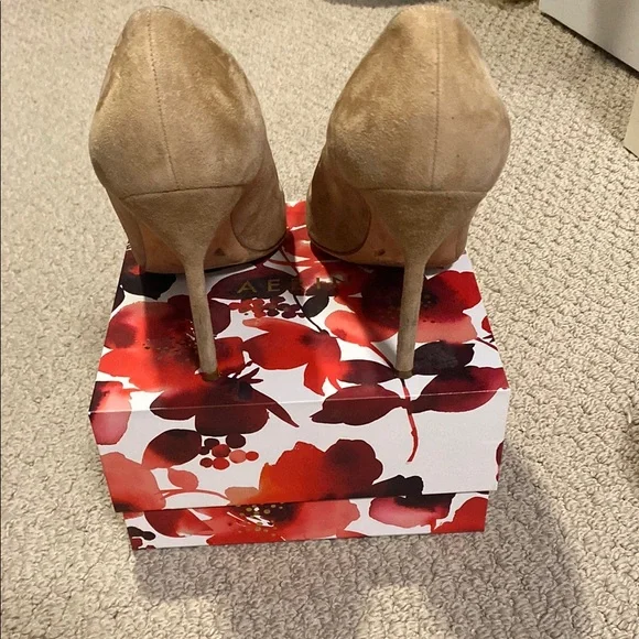 Manolo Blahnik Tan Suede Pumps - Picture 4 of 11